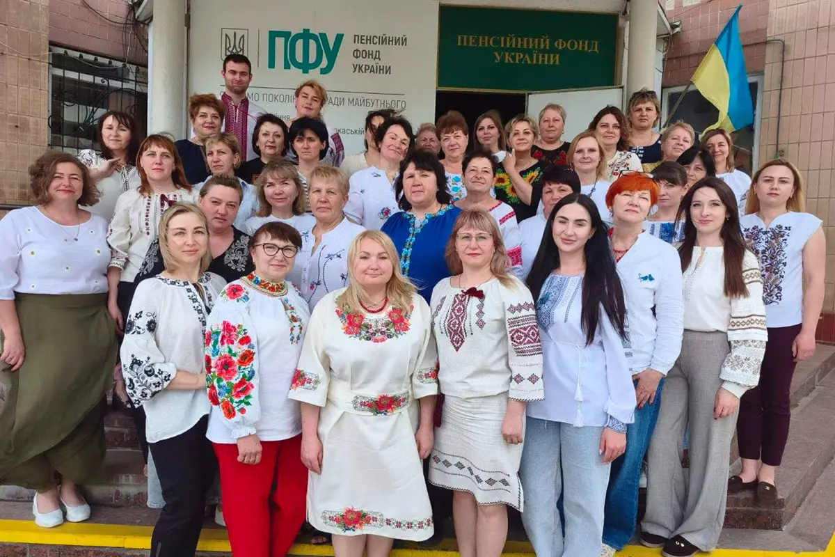 Городищенське відділення контакт-центру На фото працівники Городищенського відділення контакт-центру, одягнені в вишиванки