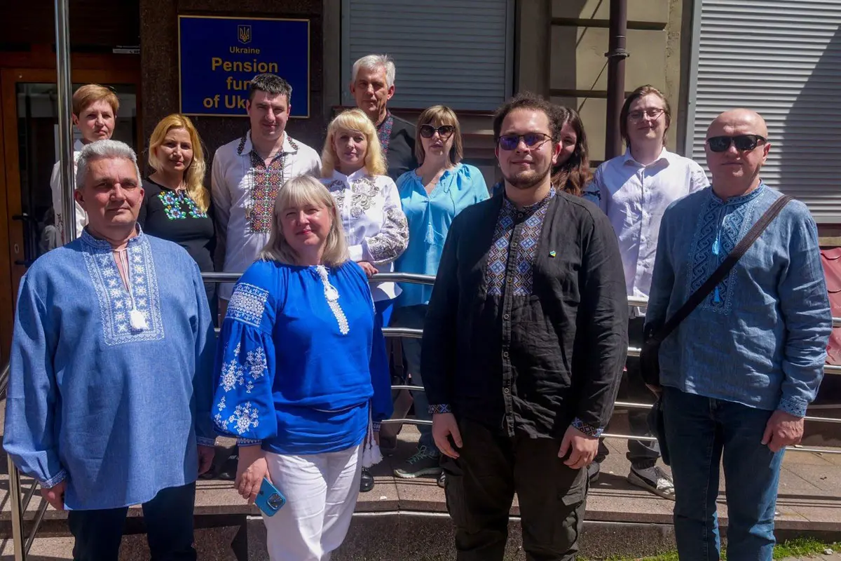 Центр підтримки інформаційних систем Пенсійного фонду України На фото працівники центру підтримки інформаційних систем Пенсійного фонду України, одягнені в вишиванки