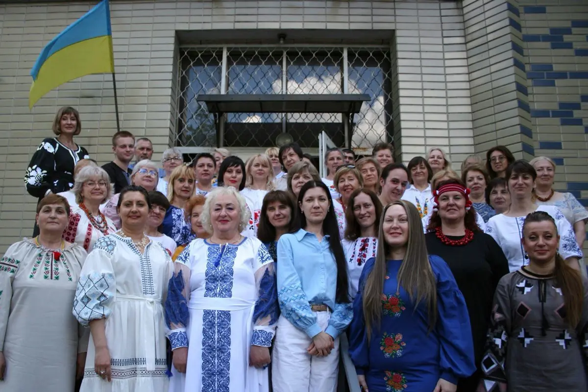 Центральне відділення контакт-центру На фото працівники Центрального відділення контакт-центру, одягнені в вишиванки